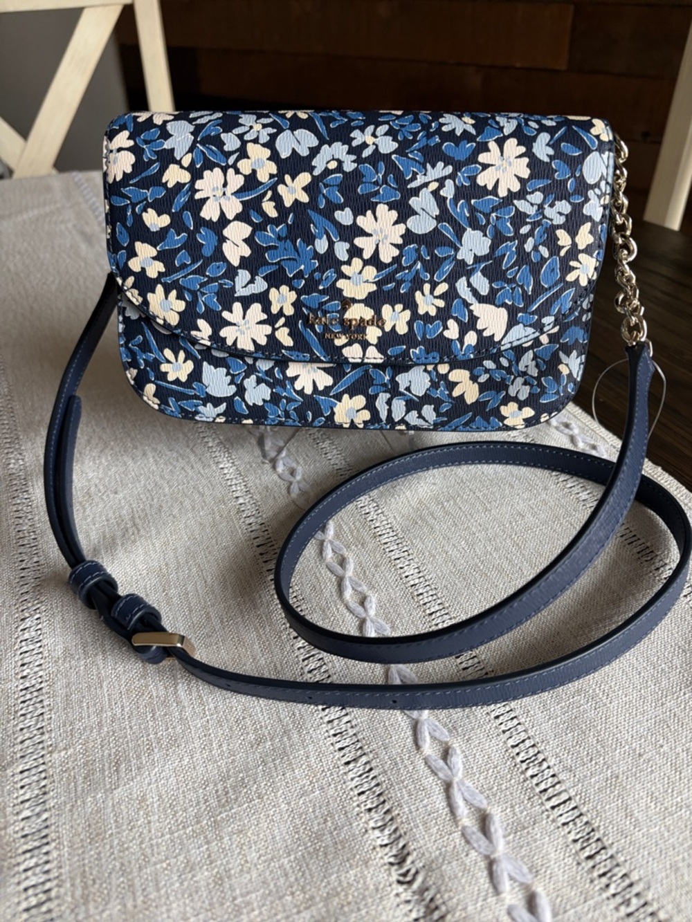 kate spade shoreside Floral Crossbody Bag LIKE New